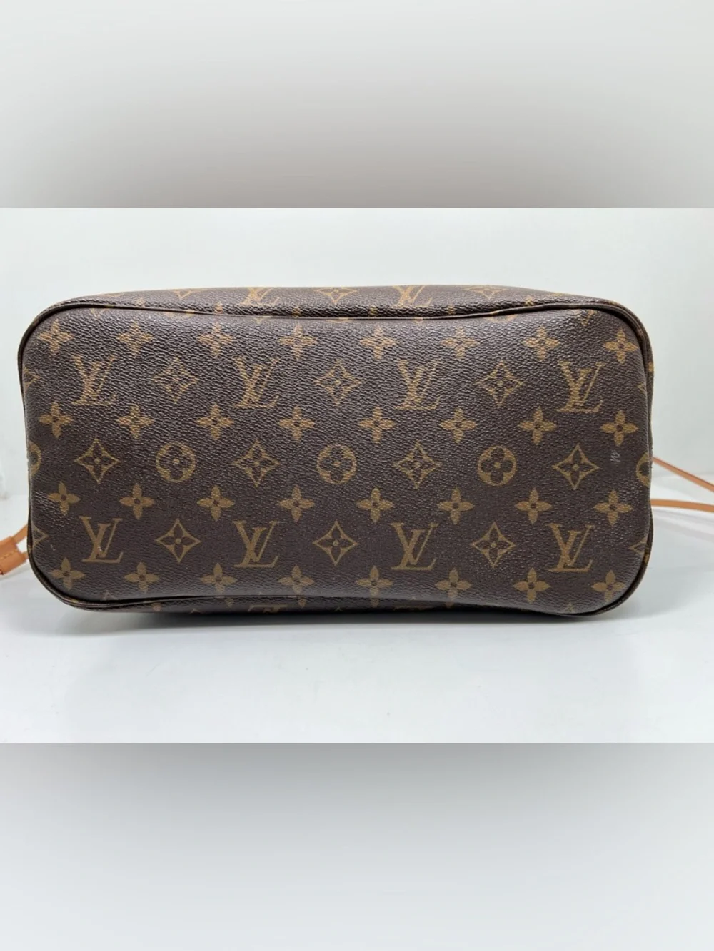 Louis Vuitton Neverfull MM - Picture 7 of 10